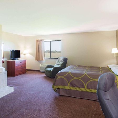 Hotel Super 8 By Wyndham Iola Ks Exterior foto