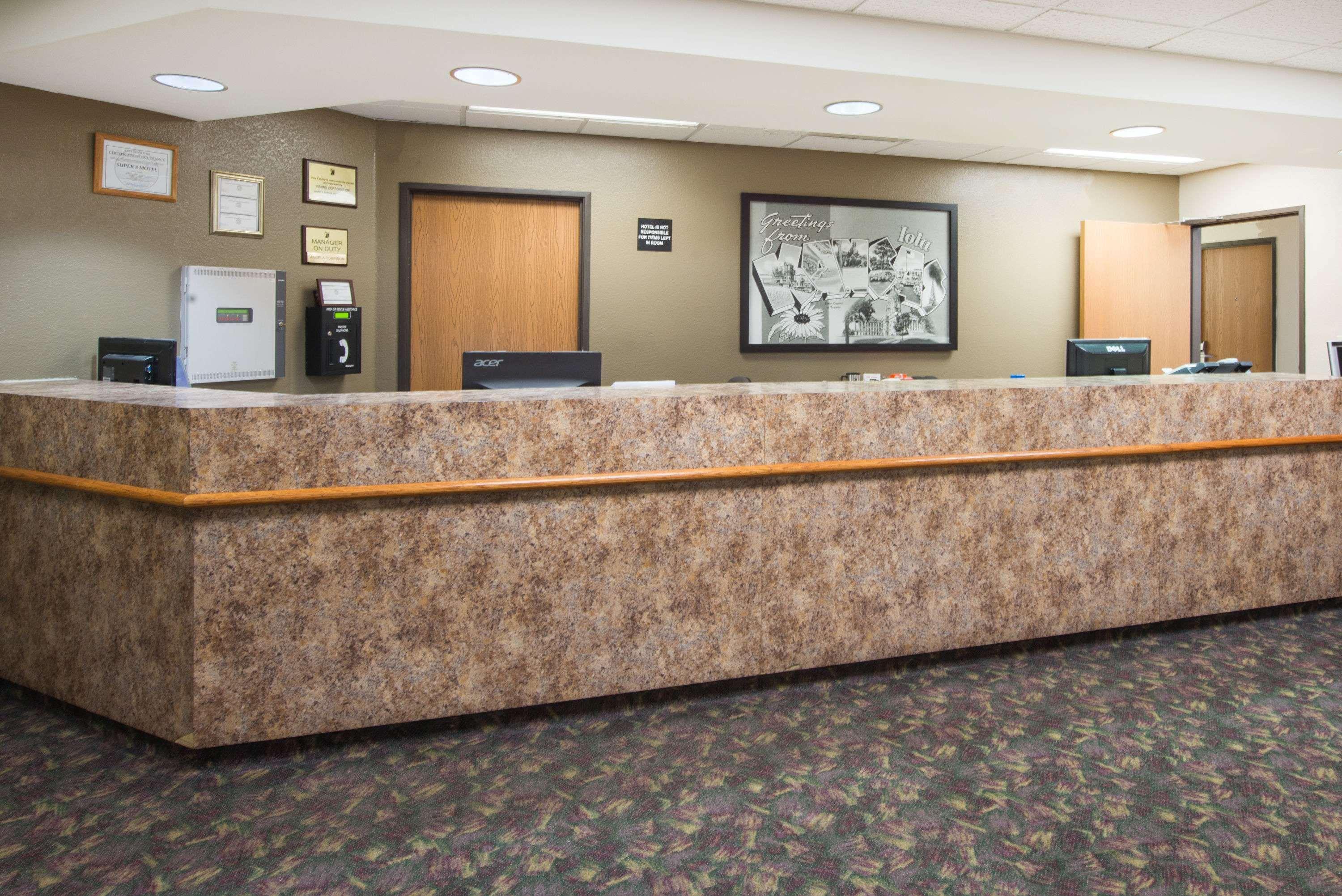 Hotel Super 8 By Wyndham Iola Ks Exterior foto